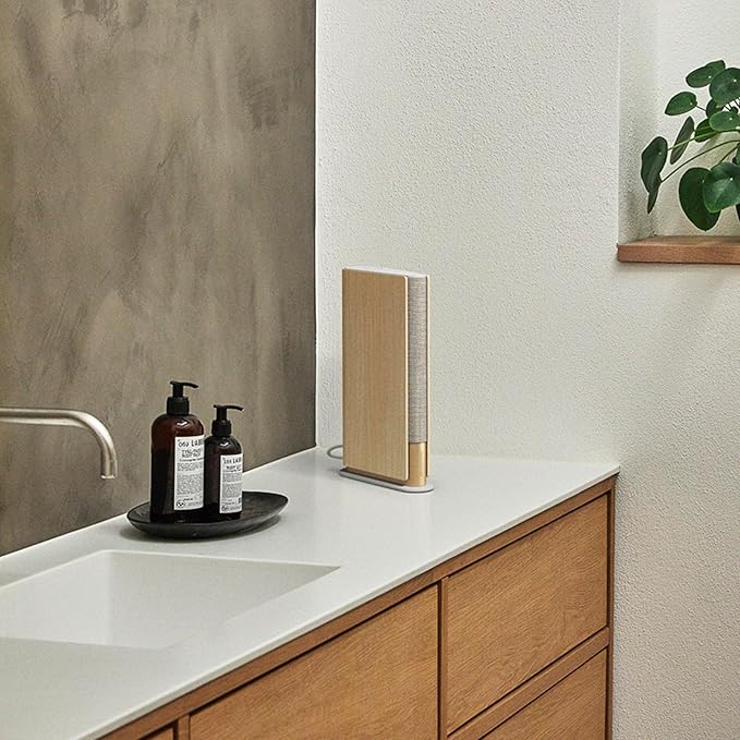 Bang & Olufsen Beosound Emerge – ลำโพง Wi-Fi พรีเมียม ดีไซน์บางหรู สี Gold Tone / Light OakUltra-Slim Wi-Fi Bookshelf Speaker in Gold Tone / Light Oak