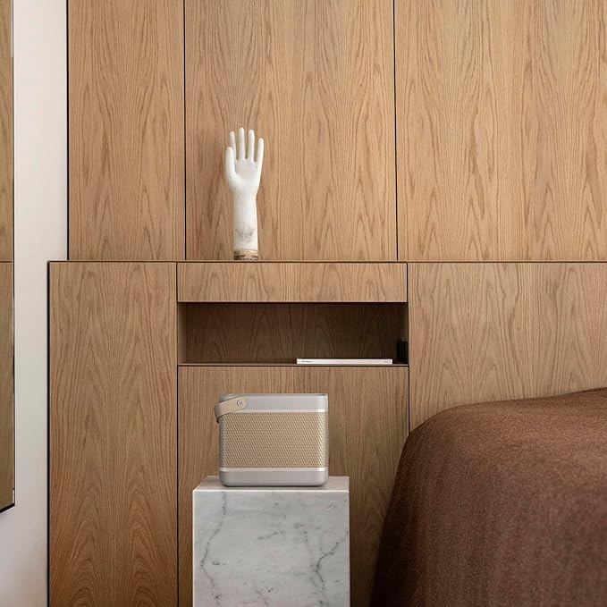 Bang & Olufsen Beolit 20 – ลำโพงบลูทูธพรีเมียม เสียงทรงพลัง ดีไซน์หรู สี Grey MistBang & Olufsen Beolit 20 – Powerful Portable Bluetooth Speaker in Grey Mist